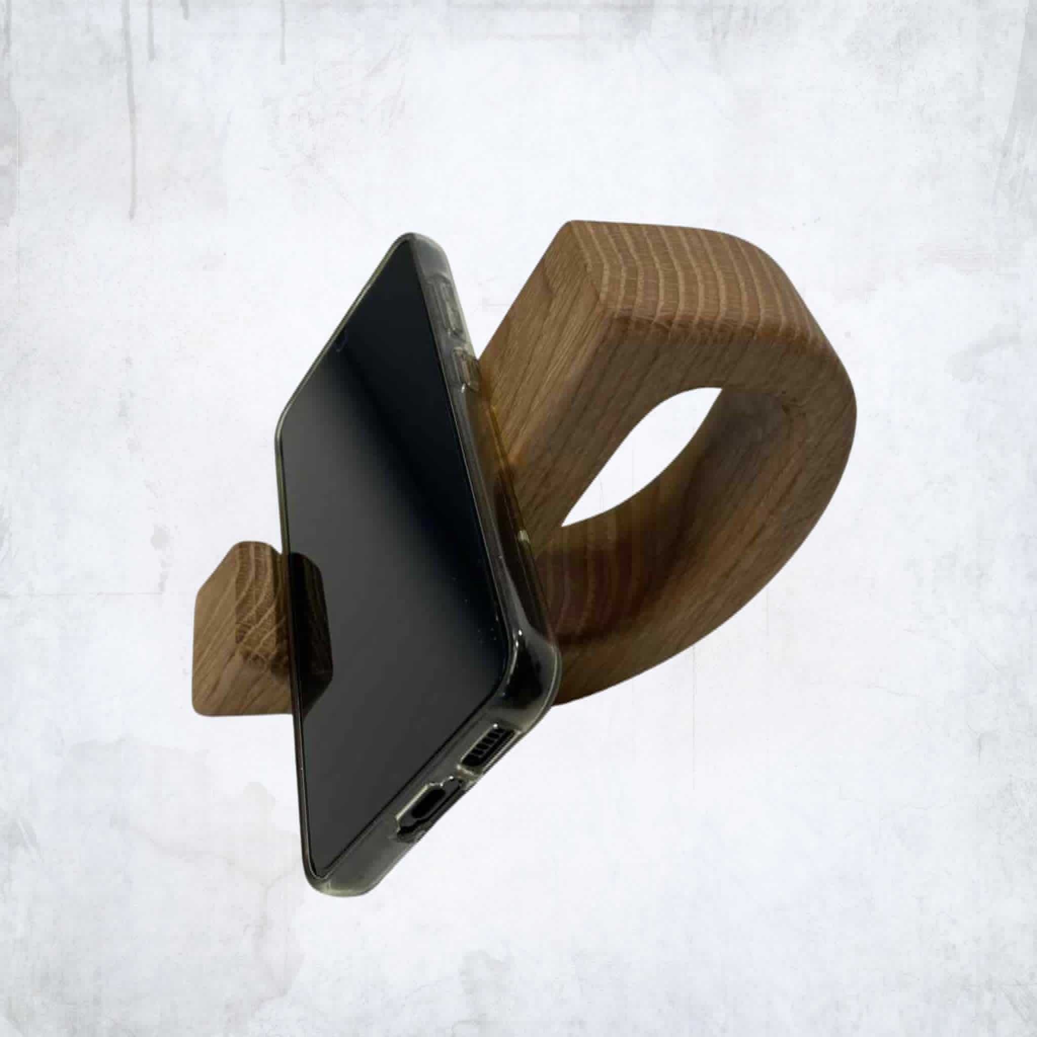 Medinis telefono laikiklis D raides formos – dovana tėčiui ar draugui