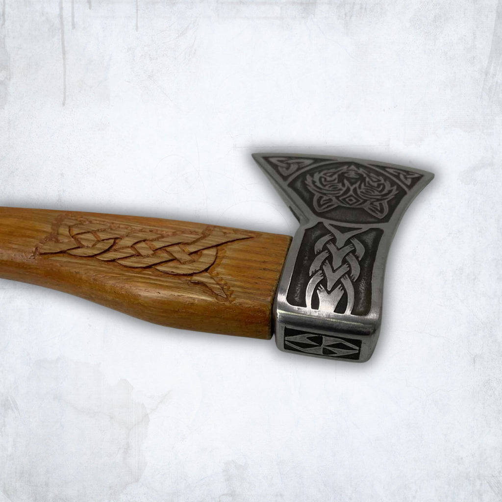Graviruotas rankų darbo kirvis - dovana vyrui