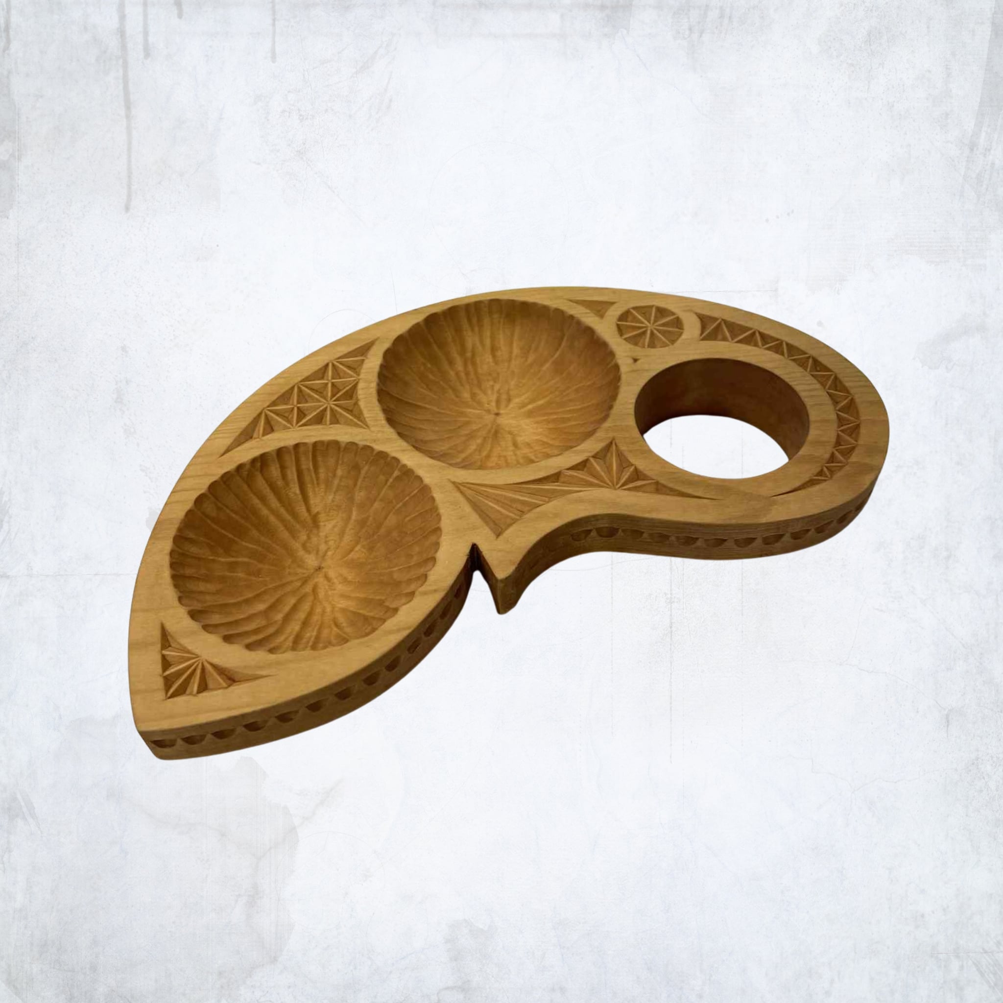 Graviruota rankų darbo riešutinė – išskirtinė dovana šeimai