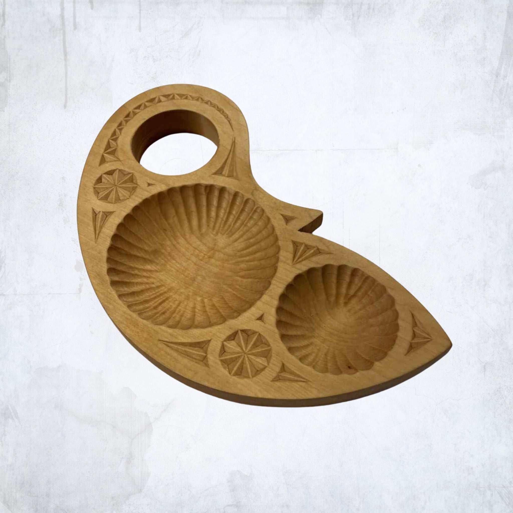 Medinė riešutinė su rankena – rankų darbo stalo puošmena