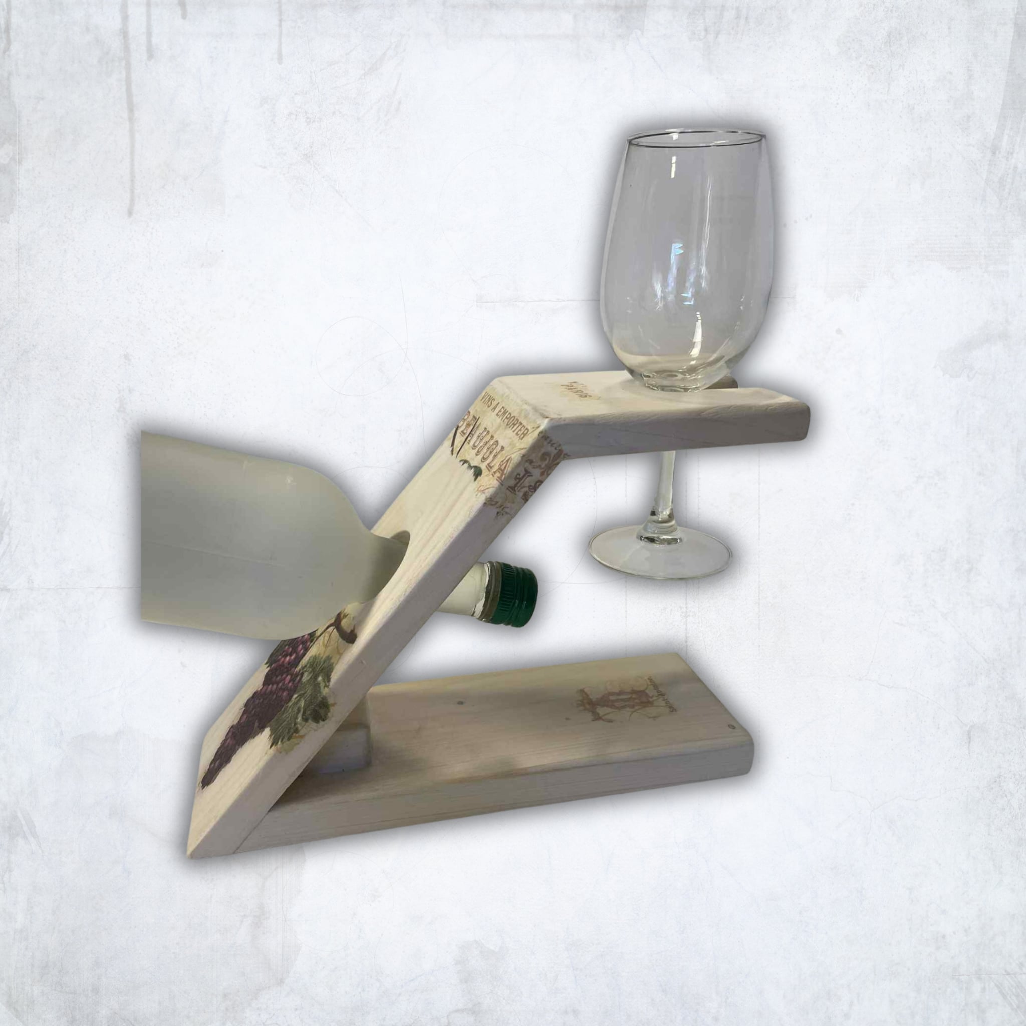 Medinis rankų darbo vyno butelio stovas - unikali dovana