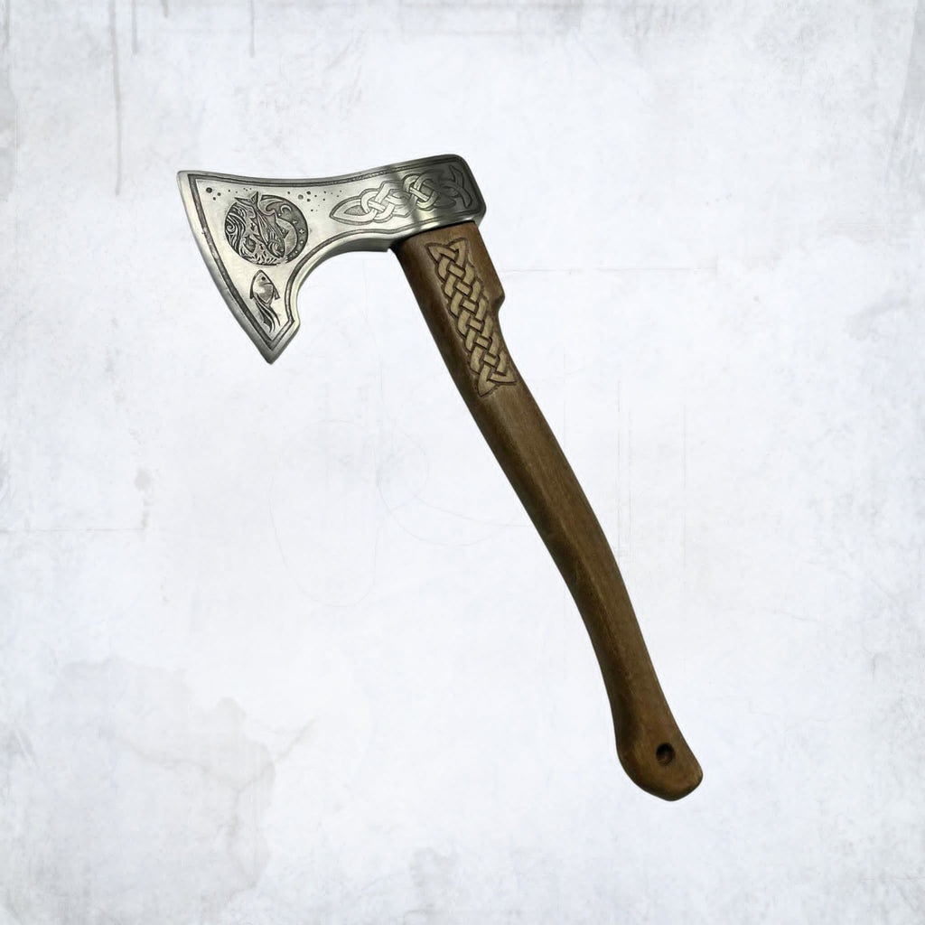 Graviruotas rankų darbo kirvis - dovana medžiotojui